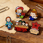 Set di 5 spille Stranger Things Friends Don't Lie