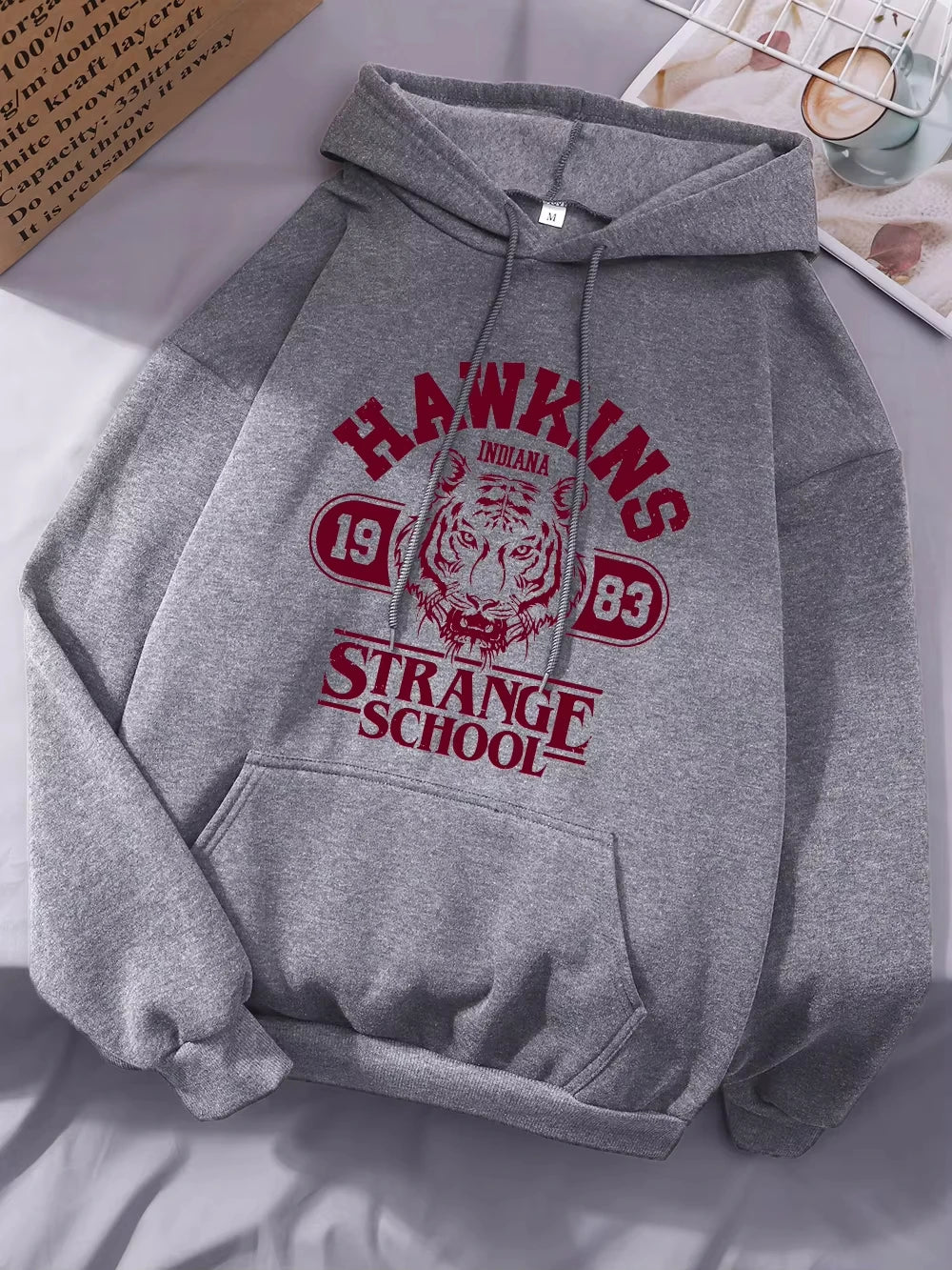 Sweat à capuche Stranger Things Hawkins Strange School 1983 – coloris Gris