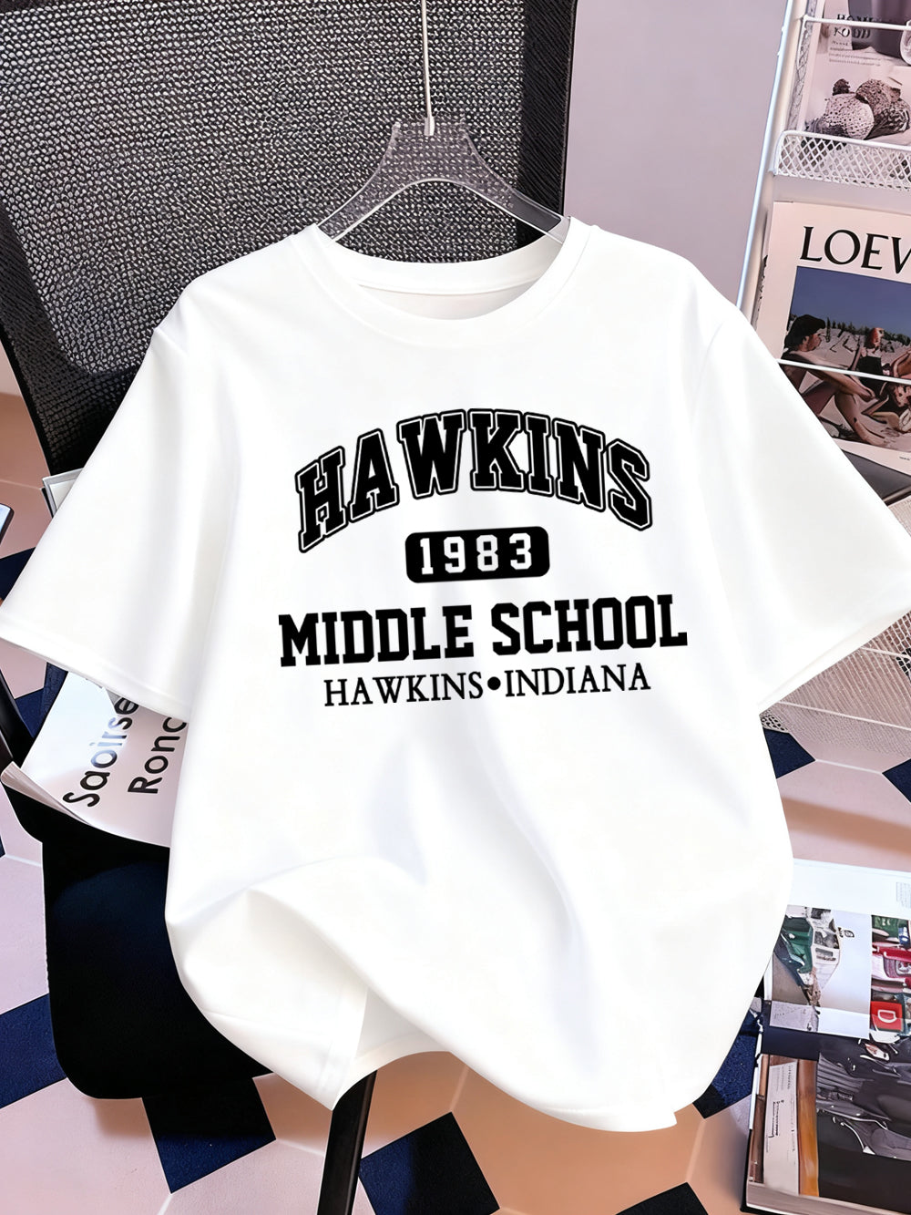 T-shirt homme Stranger Things Hawkins Middle School 1983 – coloris Blanc