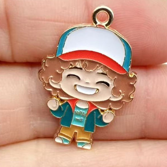 Breloque émail Stranger Things Dustin Henderson casquette vu de face