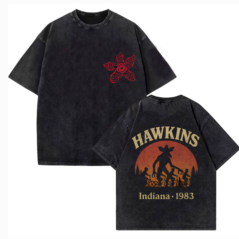 T-shirt homme délavé Stranger Things Hawkins Indiana 1983 coucher de soleil vu de face