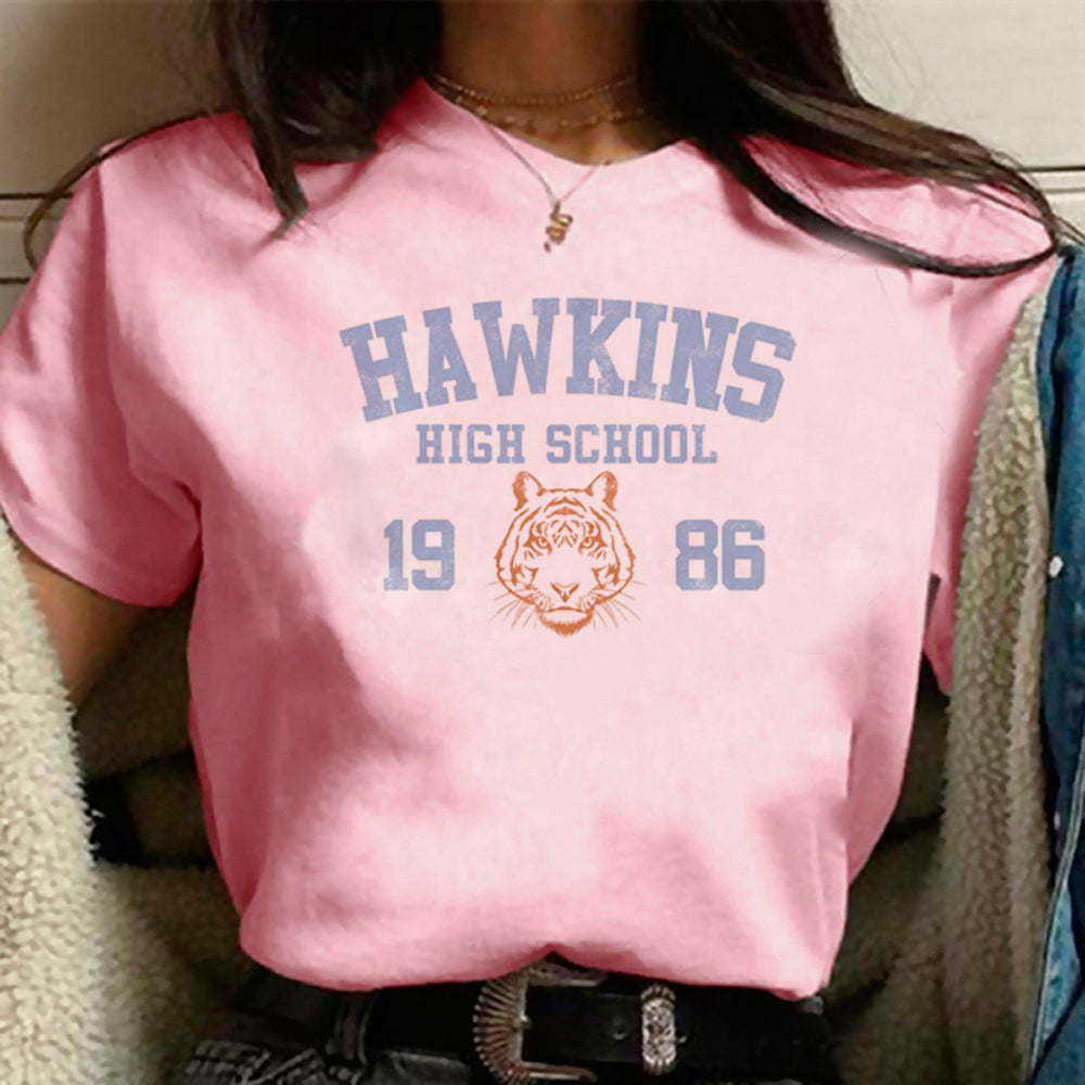 T-shirt femme rose Stranger Things Hawkins High School 1986 vu de face