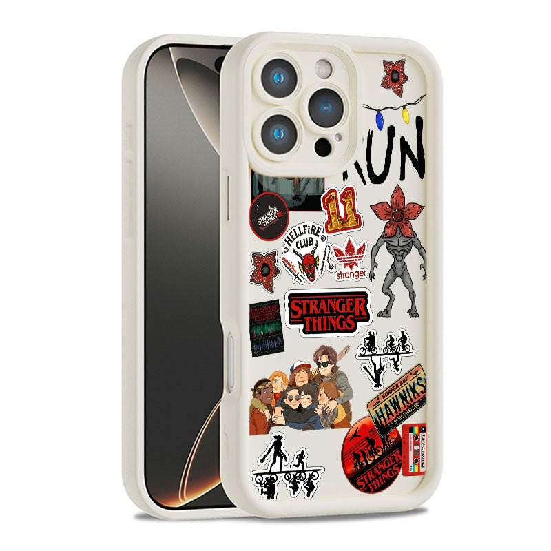 Coque iPhone silicone Stranger Things stickers Hellfire Club – coloris Beige