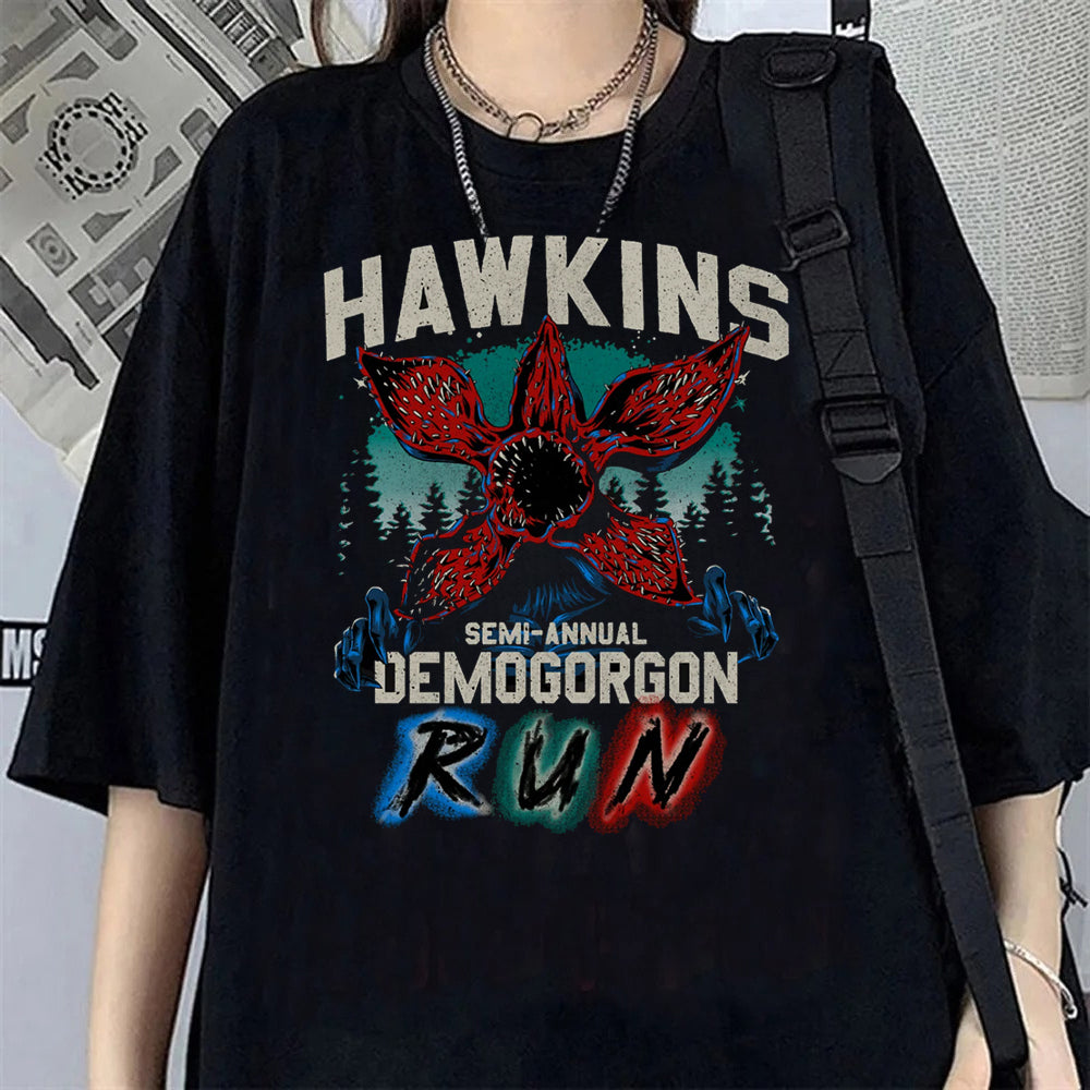 T-shirt femme oversize Stranger Things Hawkins Demogorgon Run vu de face