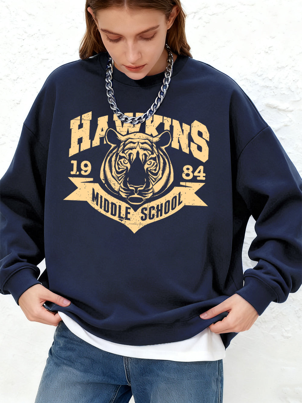 Sweat Stranger Things Hawkins Middle School 1984 – coloris Bleu marine