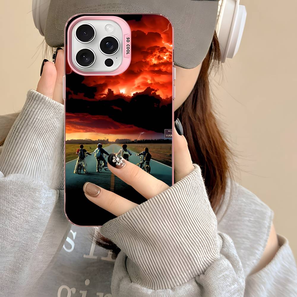Coque iPhone mate Stranger Things vélos sous le ciel rouge vu de face
