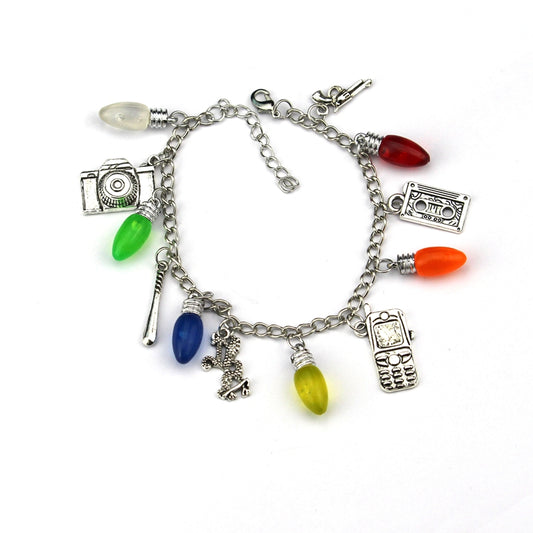 Bracelet Stranger Things ampoules et objets de Hawkins vu de face