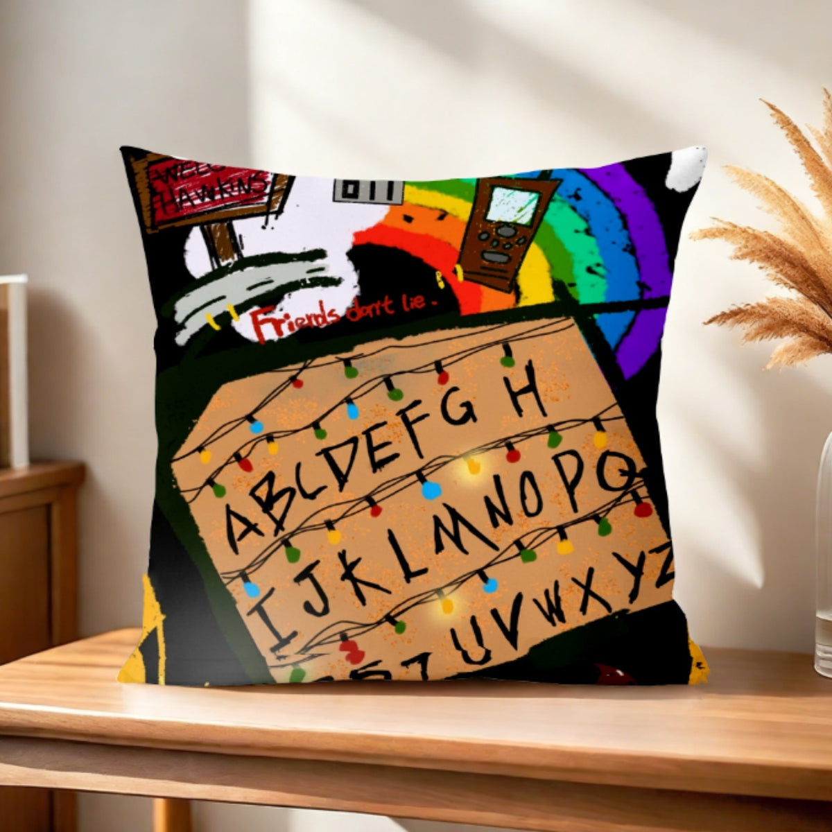 Housse de coussin Stranger Things mur alphabet vu de face