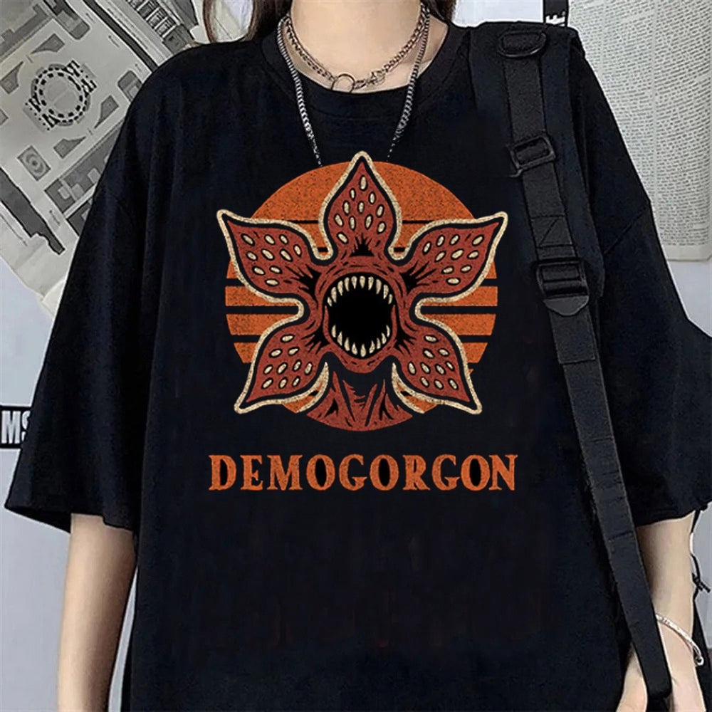 T-shirt femme oversize Stranger Things Demogorgon orange vu de face
