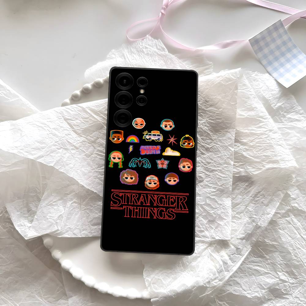 Coque Samsung mate Stranger Things stickers de la bande vu de face