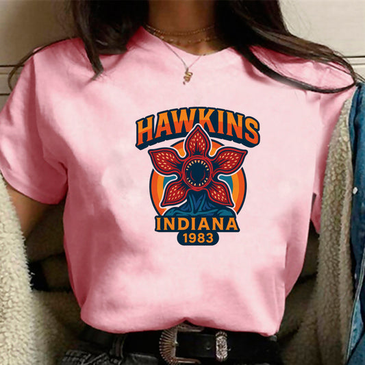 T-shirt femme rose Stranger Things Hawkins Indiana vu de face