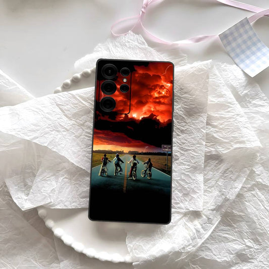 Coque Samsung mate Stranger Things vélos sous le ciel rouge vu de face