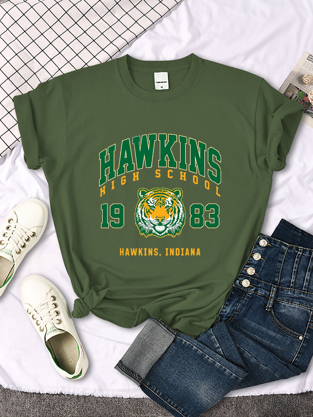 T-shirt femme Stranger Things Hawkins High School tigre 1983 – coloris Dark Green