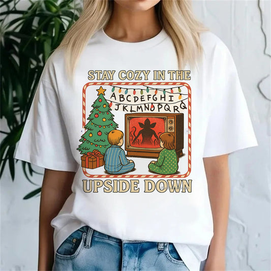 T-shirt femme Stranger Things Stay Cosy in the Upside Down vu de face