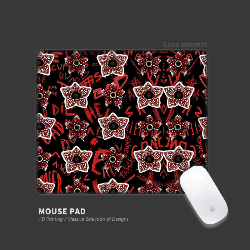 Tapis de souris Stranger Things corolles rouges vu de face