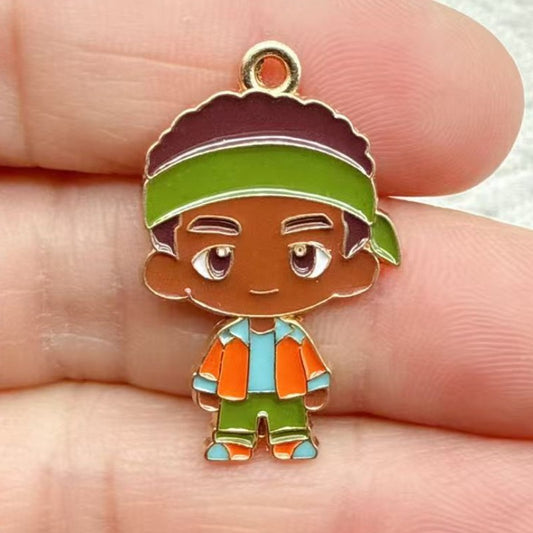 Breloque émail Stranger Things Lucas Sinclair bandeau vu de face