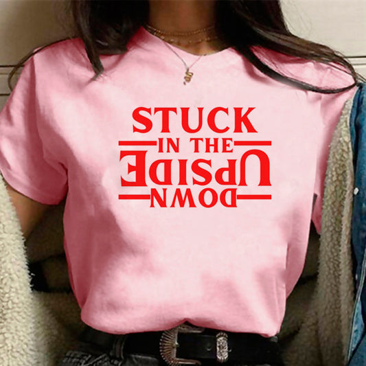 T-shirt femme rose Stranger Things Stuck in the Upside Down vu de face