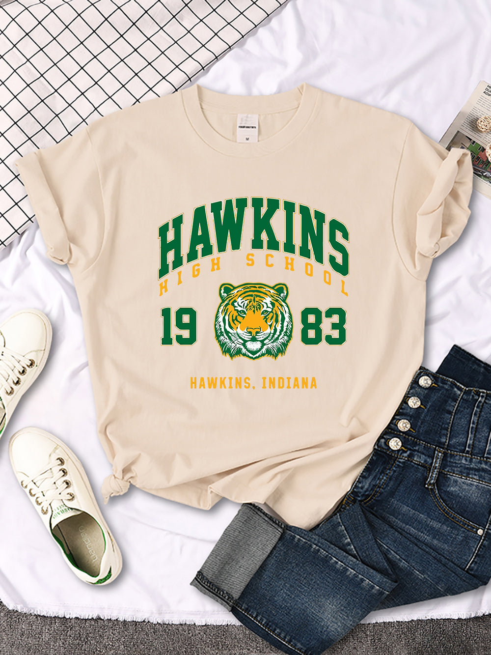 T-shirt femme Stranger Things Hawkins High School tigre 1983 – coloris Khaki
