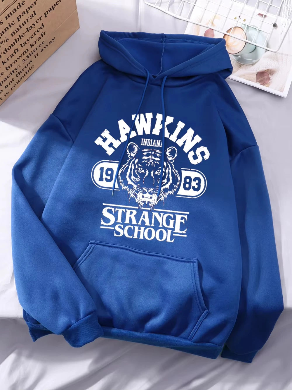 Sweat à capuche Stranger Things Hawkins Strange School 1983 – coloris Bleu