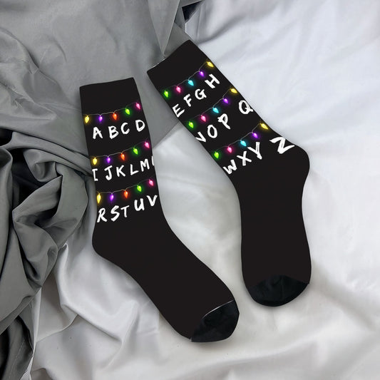 Chaussettes Stranger Things mur alphabet noir vu de face