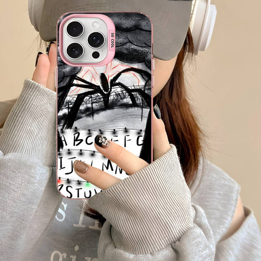 Coque iPhone mate Stranger Things Mind Flayer et mur alphabet vu de face