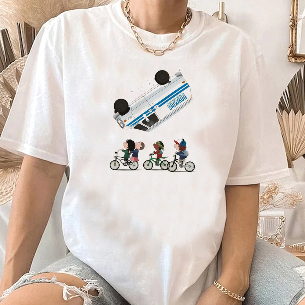 T-shirt femme Stranger Things les vélos et le van à l'envers vu de face