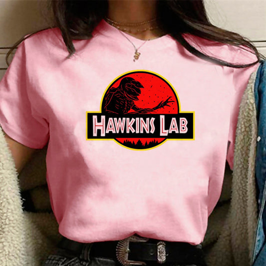 T-shirt femme rose Stranger Things Hawkins Lab vu de face