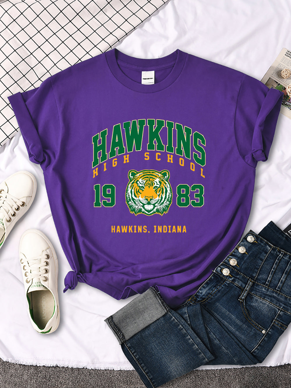 T-shirt femme Stranger Things Hawkins High School tigre 1983 – coloris Purple