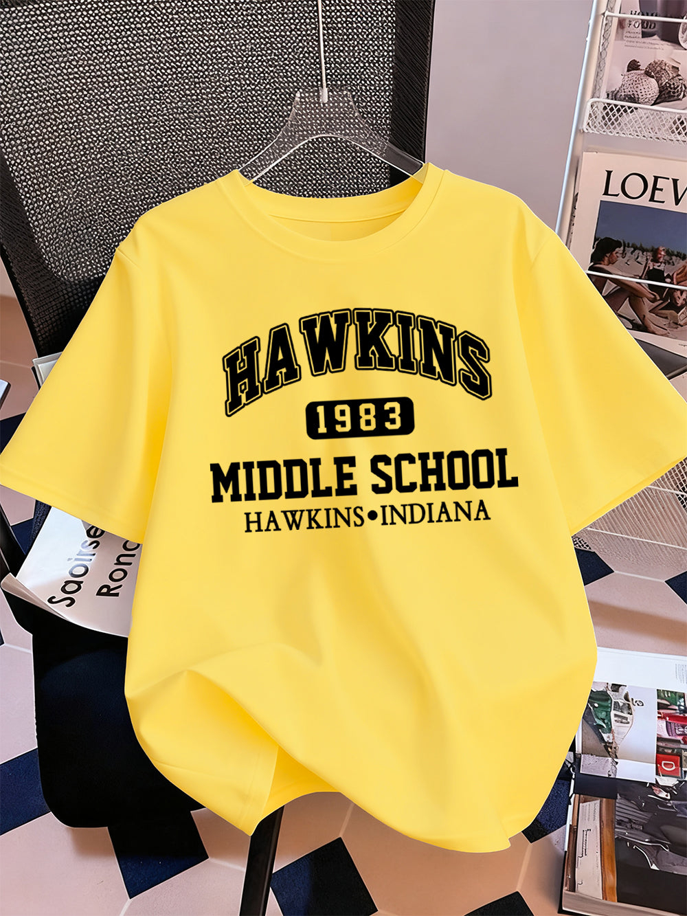 T-shirt homme Stranger Things Hawkins Middle School 1983 – coloris Jaune