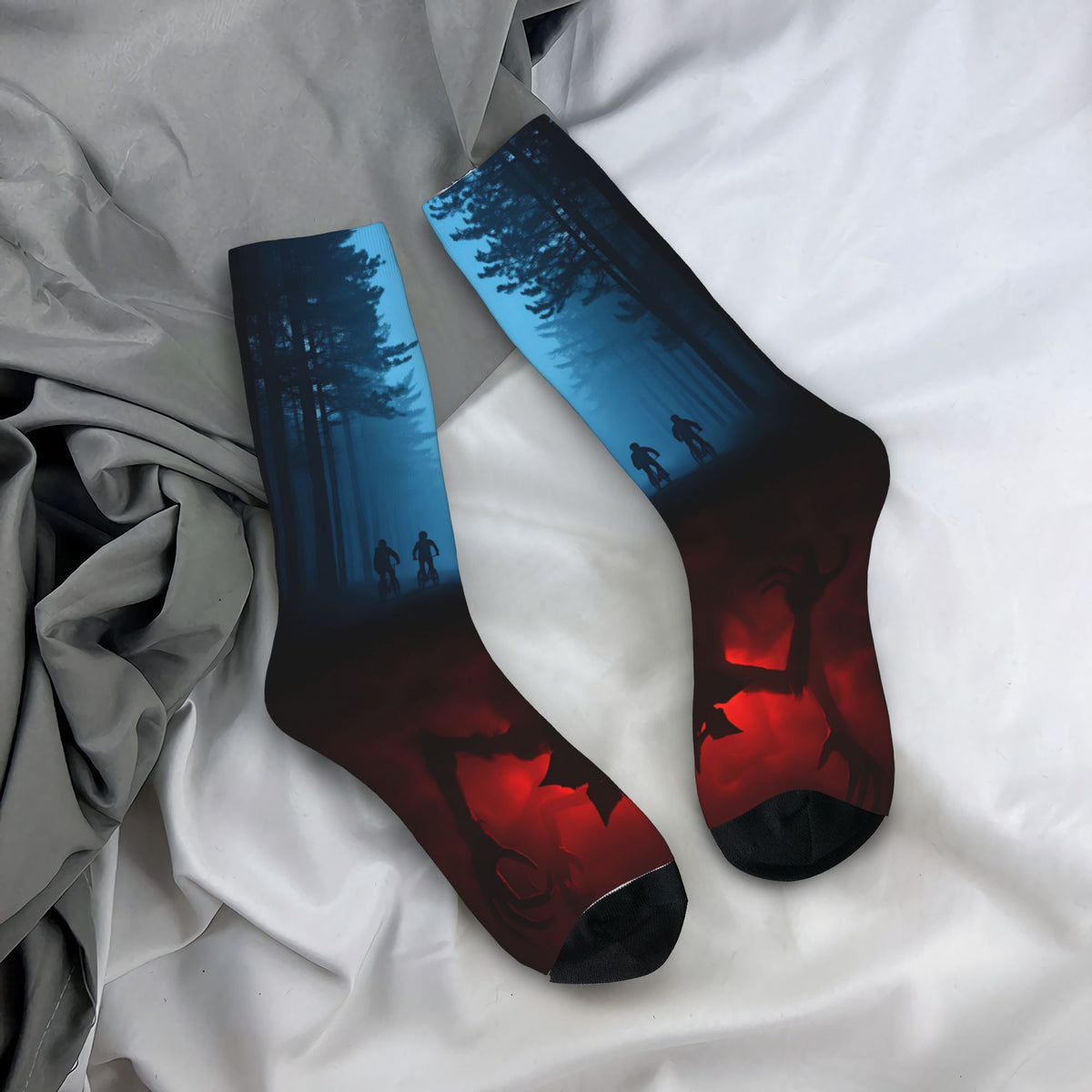 Chaussettes Stranger Things forêt bleue et rouge vu de face