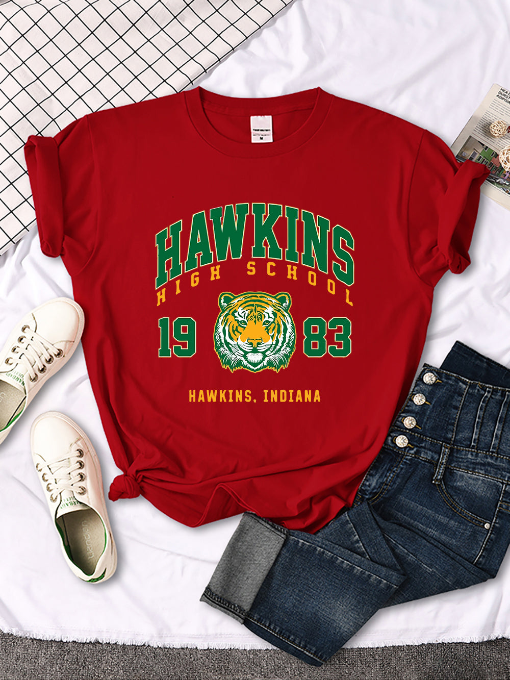 T-shirt femme Stranger Things Hawkins High School tigre 1983 – coloris Rouge