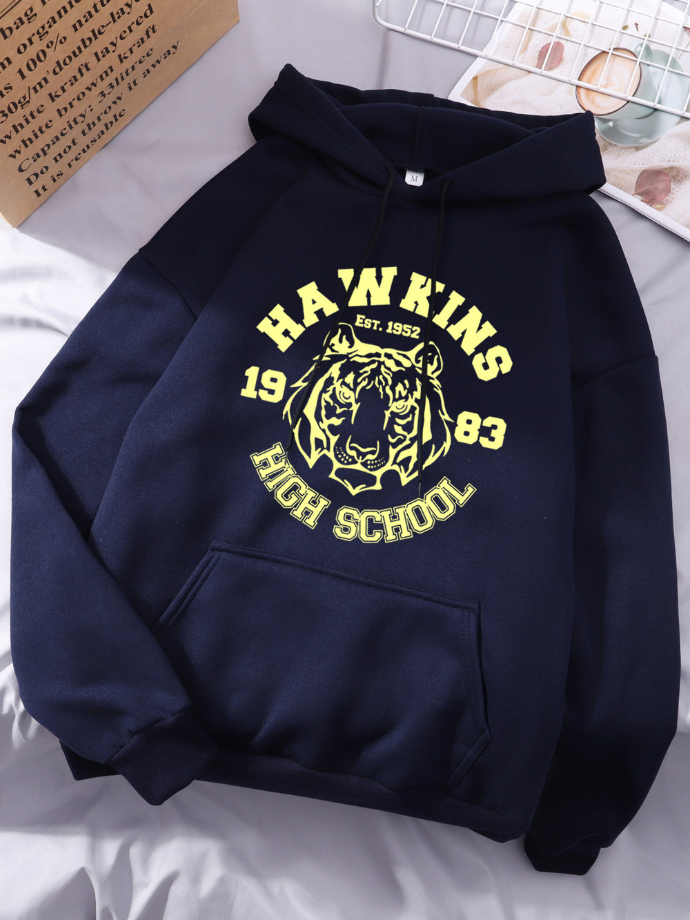 Pull Stranger Things Hawkins High School 1983 – coloris Bleu marine