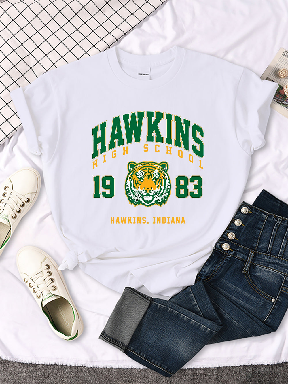 T-shirt femme Stranger Things Hawkins High School tigre 1983 – coloris Blanc