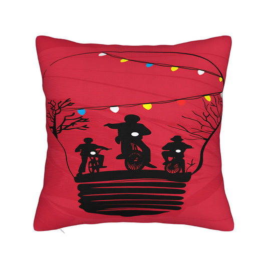 Housse de coussin Stranger Things vélos sous la guirlande rouge vu de face