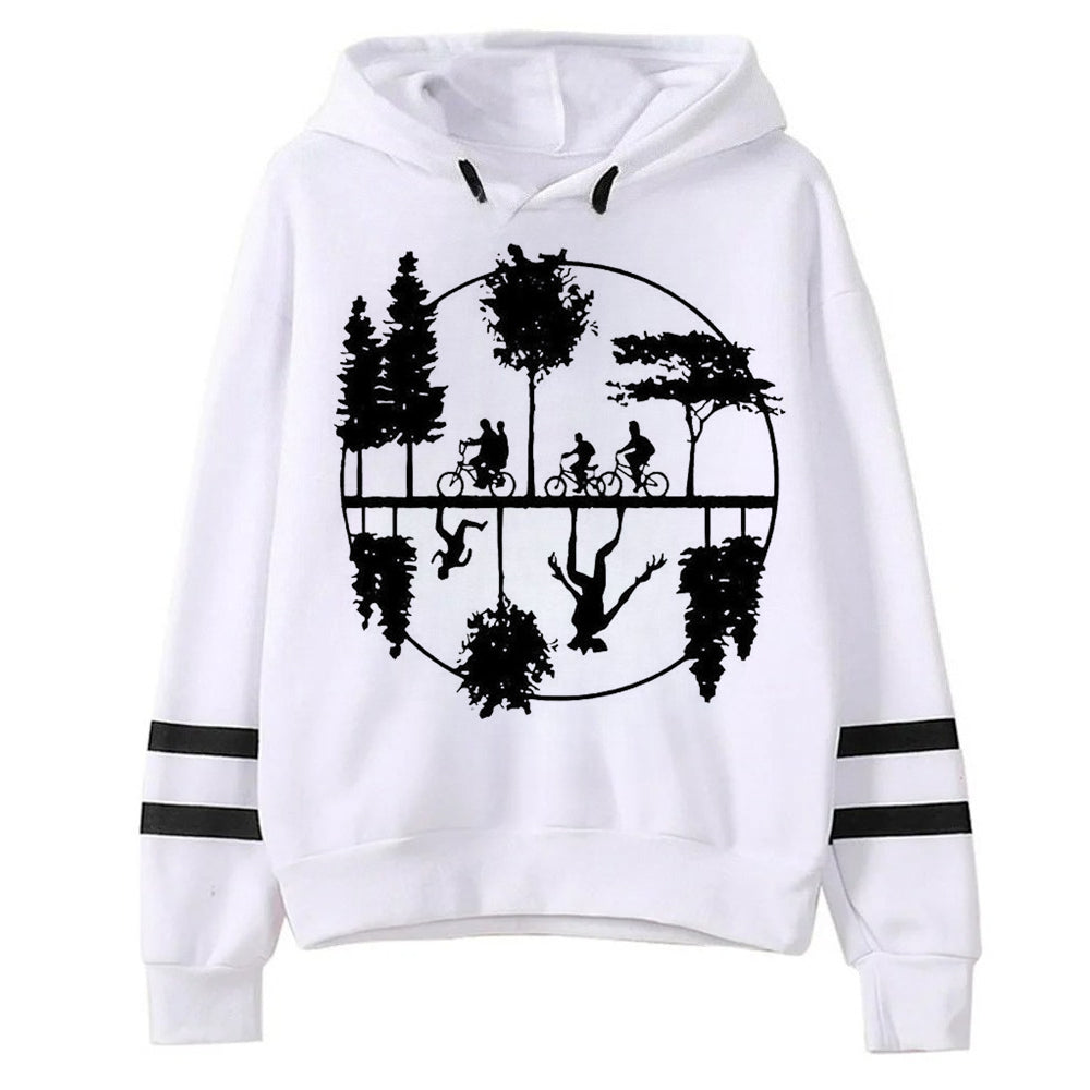 Pull blanc Stranger Things forêt à l'envers vu de face