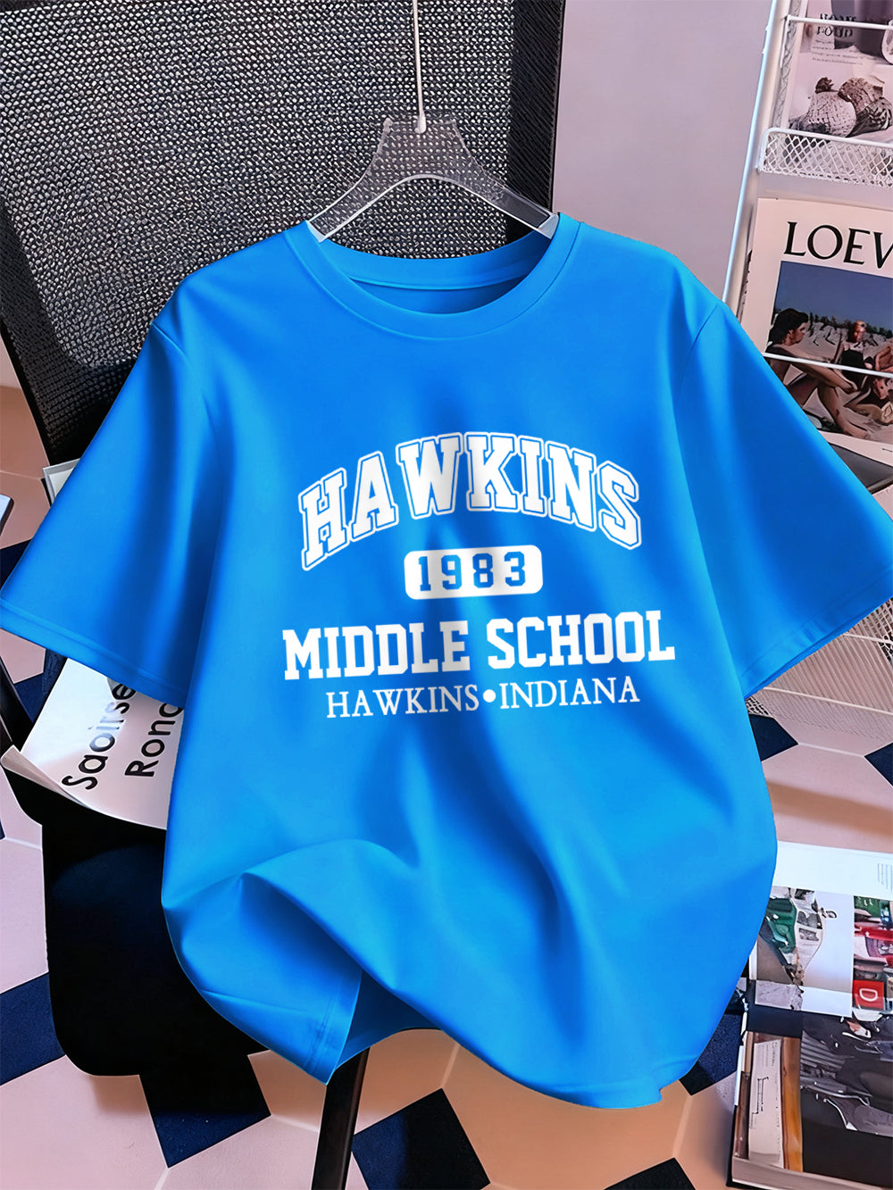T-shirt homme Stranger Things Hawkins Middle School 1983 – coloris Bleu clair