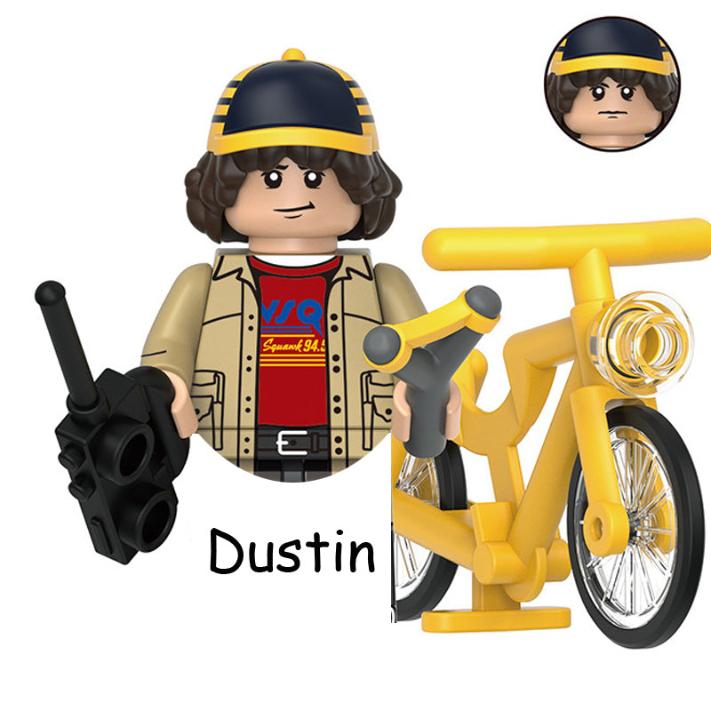 Mini figurine à construire Stranger Things Dustin Henderson à vélo vu de face