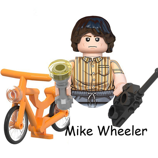 Mini figurine à construire Stranger Things Mike Wheeler et son vélo orange vu de face