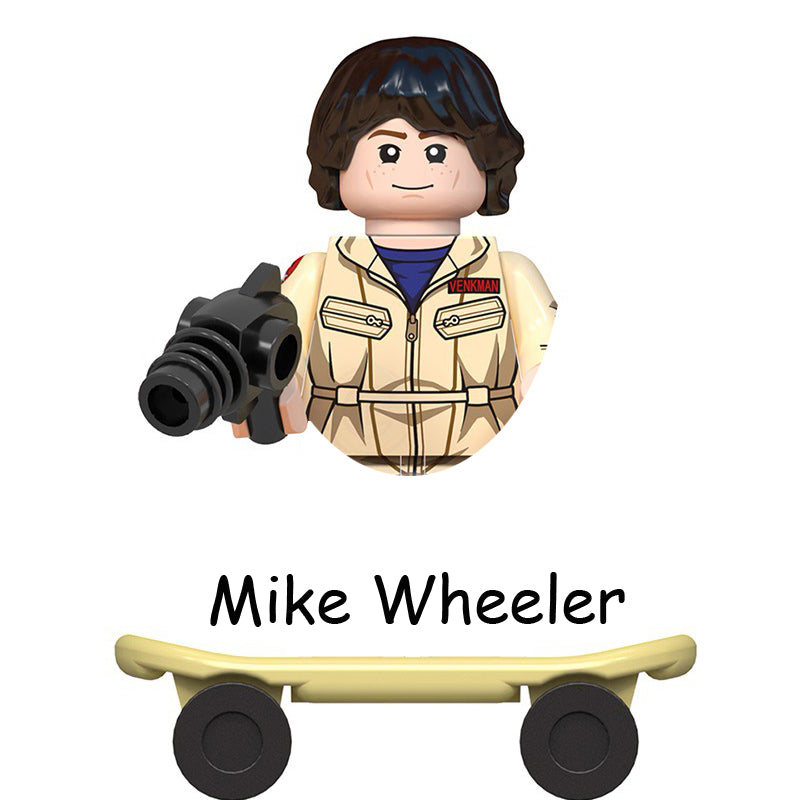 Mini figurine à construire Stranger Things Mike Wheeler en skate vu de face