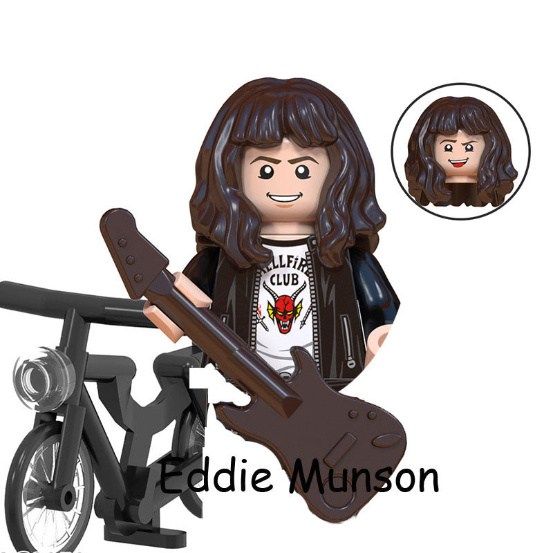 Mini figurine à construire Stranger Things Eddie Munson à vélo vu de face