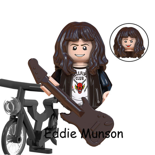Mini figurine à construire Stranger Things Eddie Munson à vélo vu de face