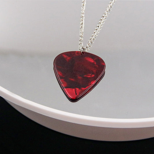 Collier Stranger Things médiator cœur rouge vu de face