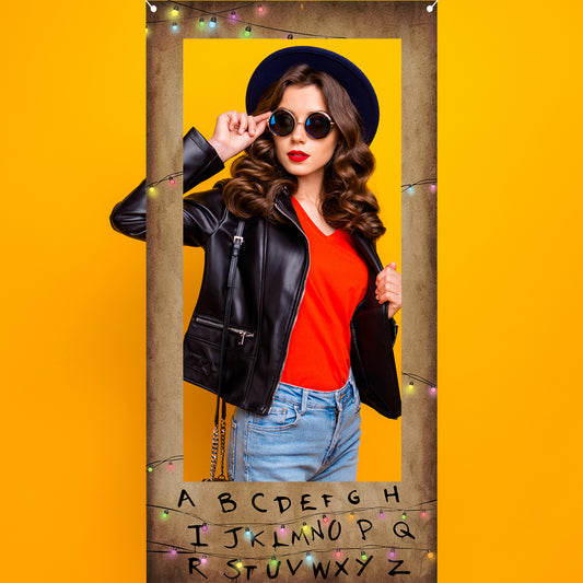 Guirlande lumineuse Stranger Things mur alphabet et bannière d'anniversaire vu de face