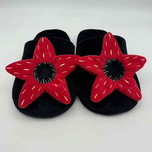 Chaussons peluche Stranger Things corolle du Demogorgon vu de face