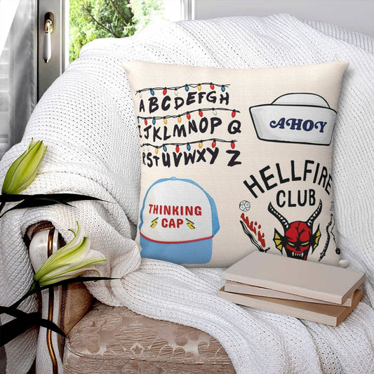 Housse de coussin Stranger Things stickers Hellfire Club et Thinking Cap vu de face