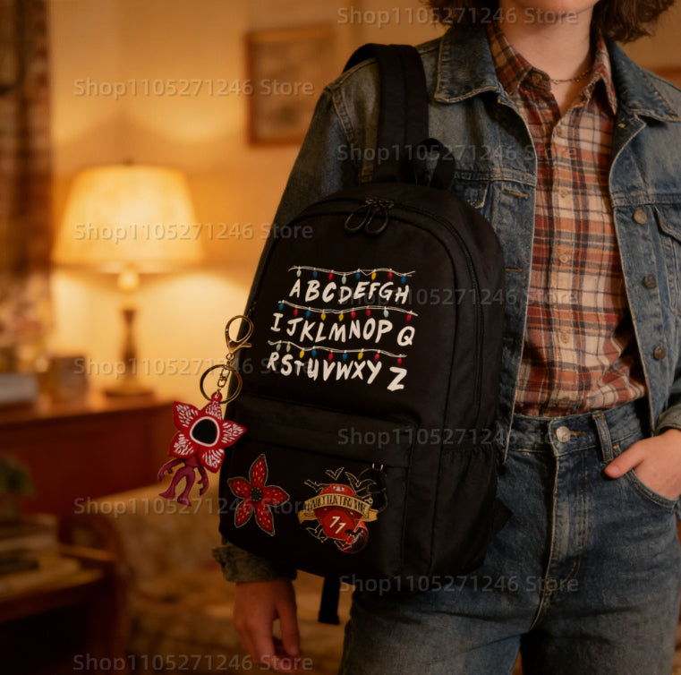Sac à dos Stranger Things mur alphabet noir avec porte-clés Demogorgon – visuel 2