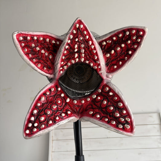 Masque Stranger Things fleur cadavre du Demogorgon vu de face