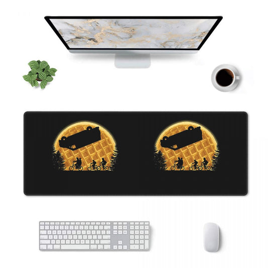 Tapis de souris XXL Stranger Things la lune aux gaufres 80 x 30 cm vu de face