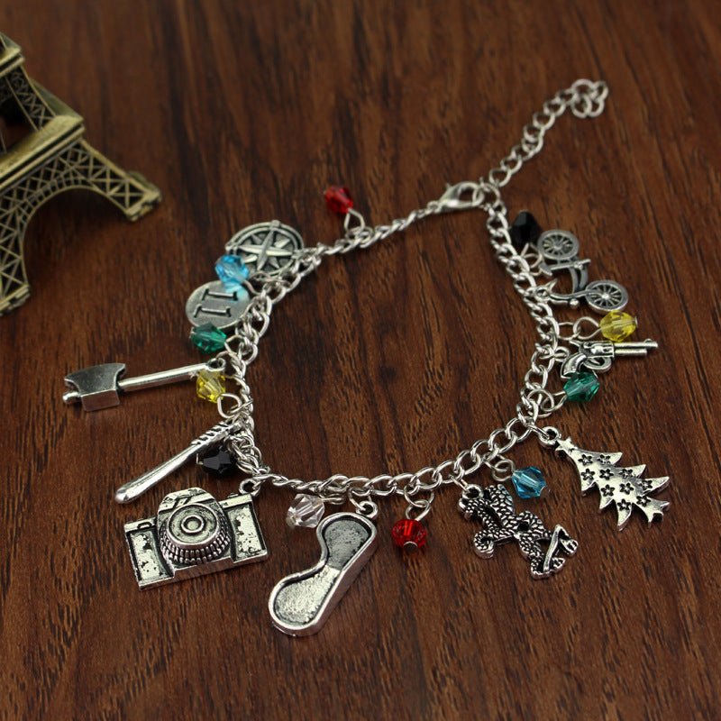Bracelet porte-bonheur Stranger Things objets de Hawkins – visuel 2