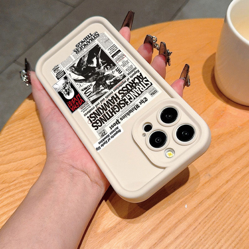 Coque iPhone silicone Stranger Things journal Hawkins Post – visuel 2